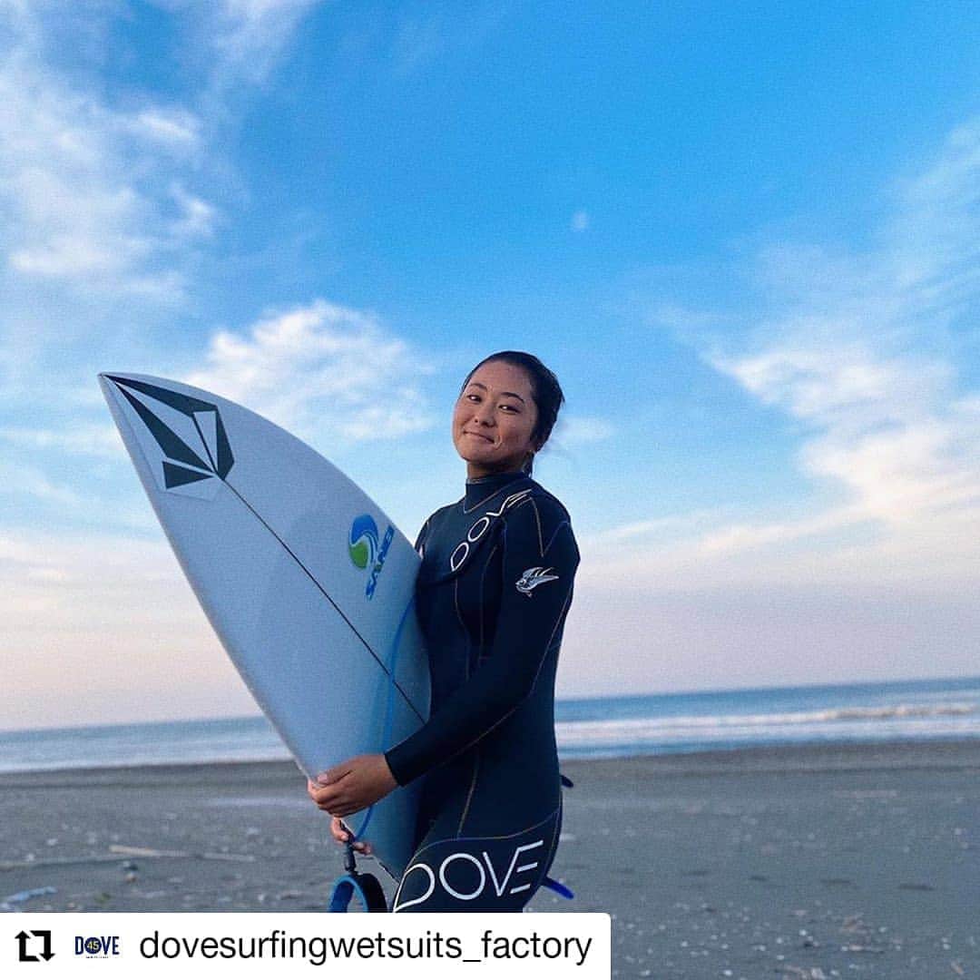 信國太志のインスタグラム：「#Repost @dovesurfingwetsuits_factory • • • • • • DOVEレディースライダー、脇田紗良　@sara_wakita1010 着用のウェットスーツは、MAD TAILORのジャージ素材フルスーツです。  #MADTAILOR #マッドテーラー #NONZIP #BigwaveAttackDoveteam #dovewet #dovewetsuits #dovesurfingwetsuits #suftrip #wetsuit #madeinjapan #japan  #ダブウェットスーツ #ダブサーフィングウェットスーツ #ウェットスーツ #ノンジップ #oneworldsurfshop  @oneworld_surfshop」