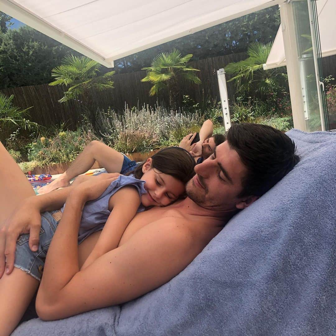 ティボ・クルトゥワのインスタグラム：「Lo mejor del mundo ❤️👧🏻」