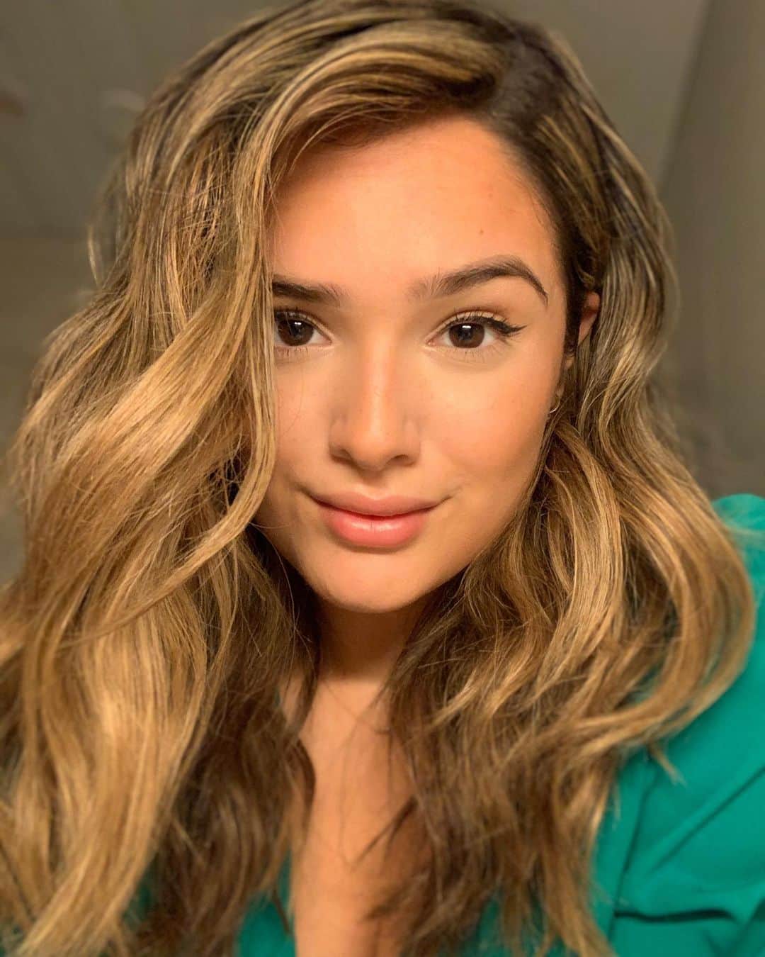 チャチー・ゴンザレスのインスタグラム：「I’ve decided that gathering the energy and concentration for winged liner and a good hair brush today makes it okay to selfie spam.」
