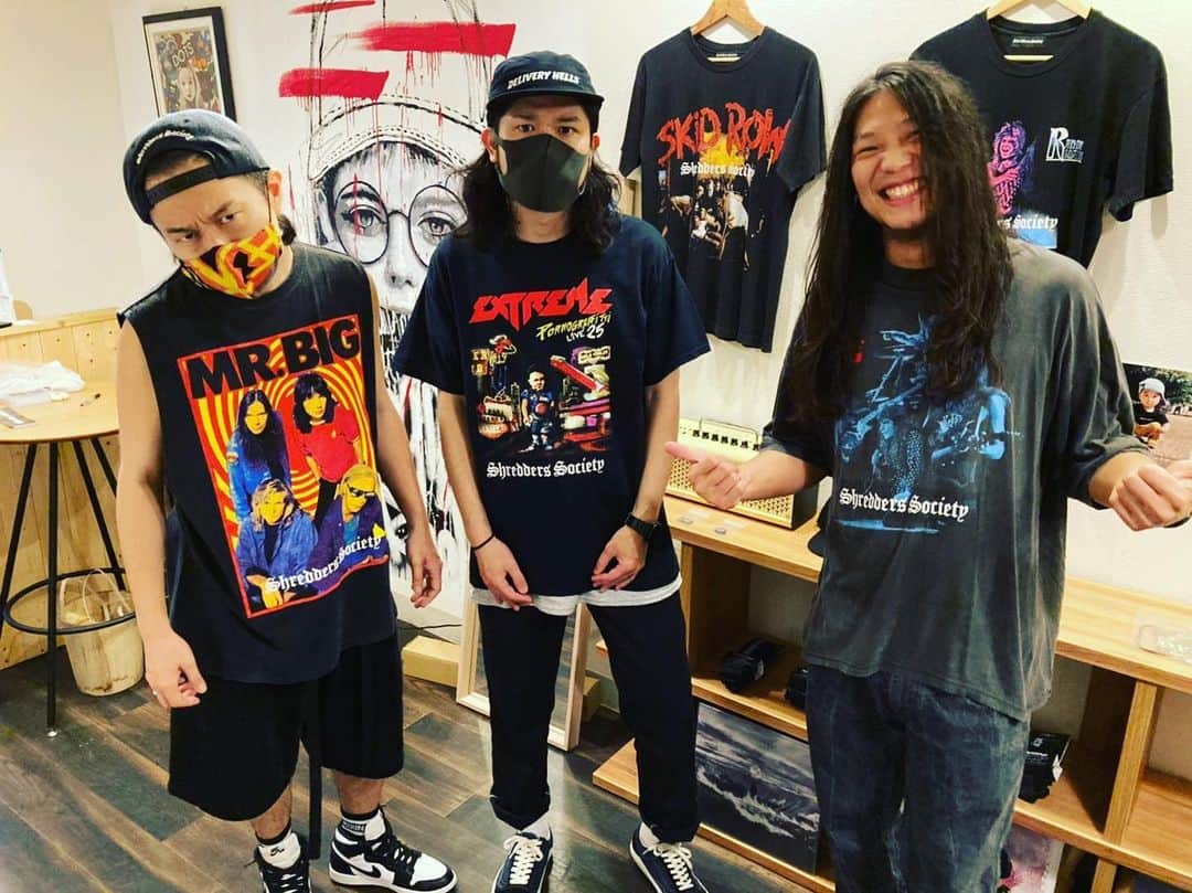 Kuboty のインスタグラム：「Shredders Society POP UP STORE初日終了、疲れたーけど楽しかったです今日来てくださった皆様ありがとうございます、明日来てぬださる予定の方よろしくお願いします。 YDとこーたとHR/HM Stock着てうぇい🤘 おれの自慢のコレクションたくさんあります、HR/HM好きのみんなに着てほしい！！！ #shredderssociety」