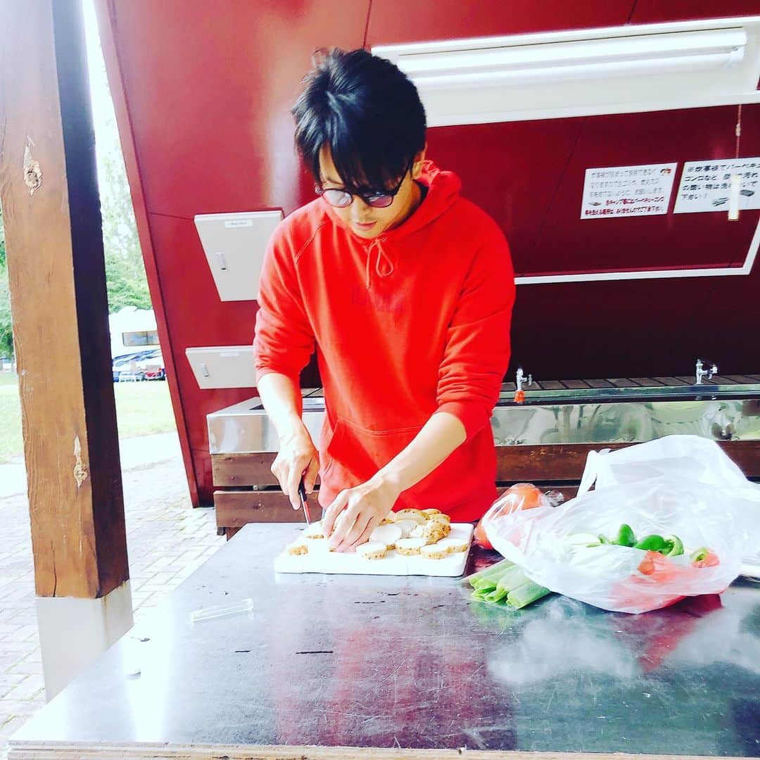 八木隆太郎のインスタグラム：「🍖 さて、今夜は長沼町でキャンプです🔥  地元の野菜を仕入れて食べるのは最高！  先週もキャンプでやった サバカレーをダッチオーブン でやったら、めちゃうまでした✨  #キャンプ #バーベキュ#bbq 🍖」