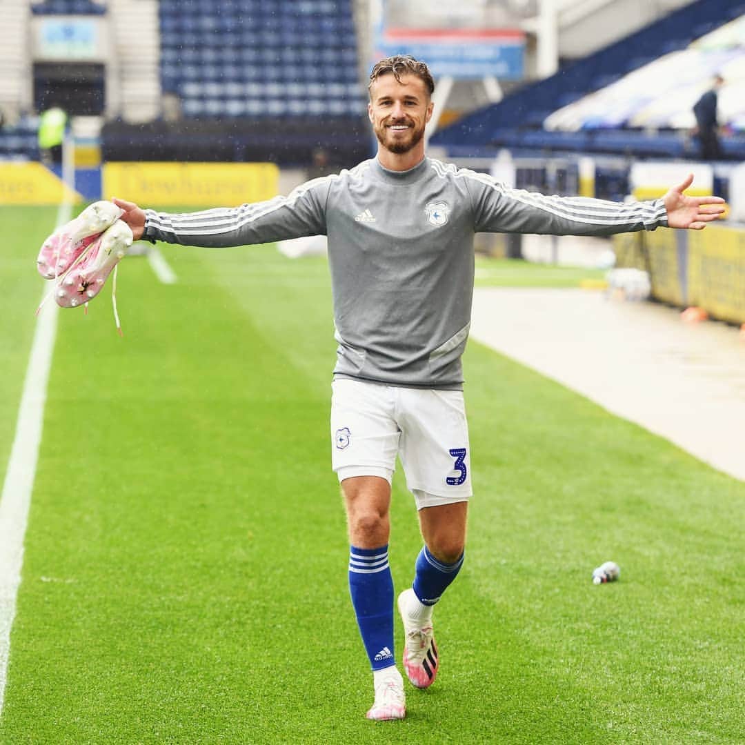 ジョー・ベネットのインスタグラム：「+3 😁💙 @cardiffcityfc」
