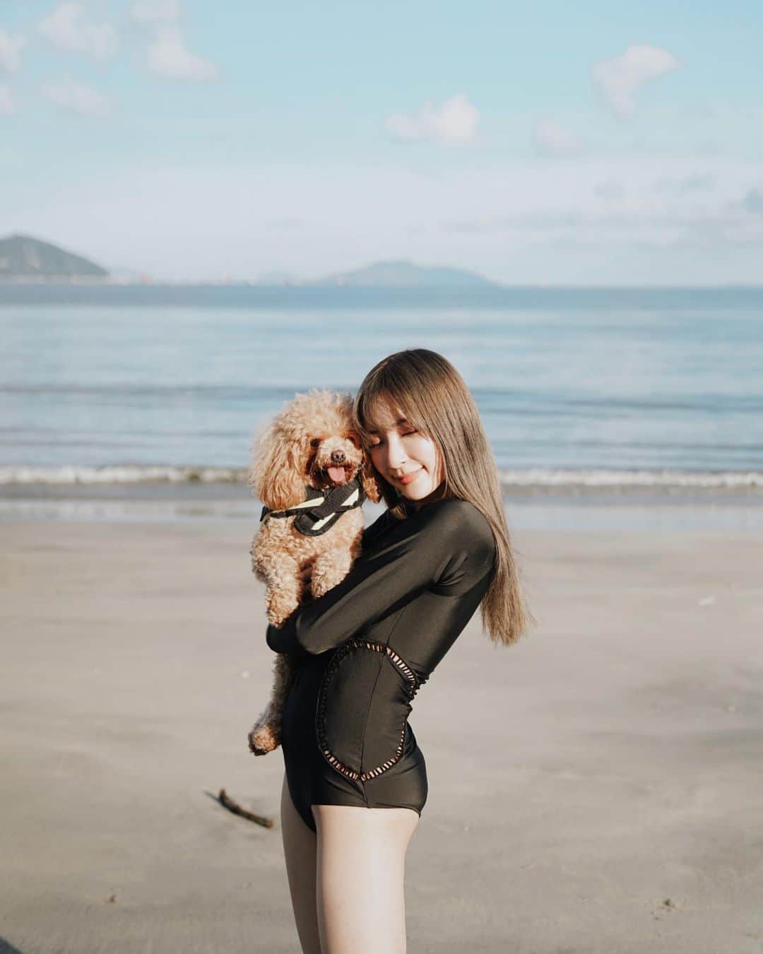 Giann Chanのインスタグラム：「Weekend vibes ⛱ . . #weekend #throwback #lantauisland #Hongkong #beachlife #Withmypuppy #puppyoftheday #doglife」