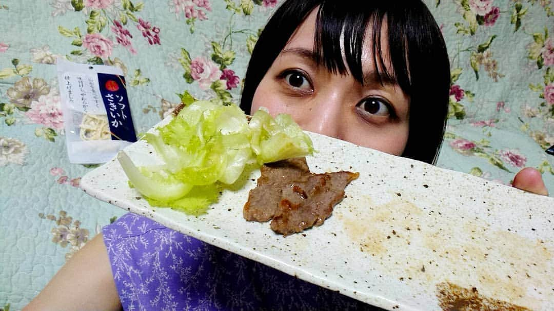 桜花さんのインスタグラム写真 - (桜花Instagram)「久々に実家に帰って来ました🍀 県越えがオーケーになって少し経ちついにこれました🌷！ 普通だったことが本当に特別に感じます🍀  素敵なニクい演出の肉を、(肉だけに)ありがとう両親🐱🌷 ２枚目の写真はお肉とさきいかと私です🍀笑  #実家  #久しぶり  #肉  #ニクい  #だじゃれ  #ダジャレ  #ありがとう #さきいか  #お肉とさきいかと私 #普通の特別」6月27日 23時34分 - mountainohka