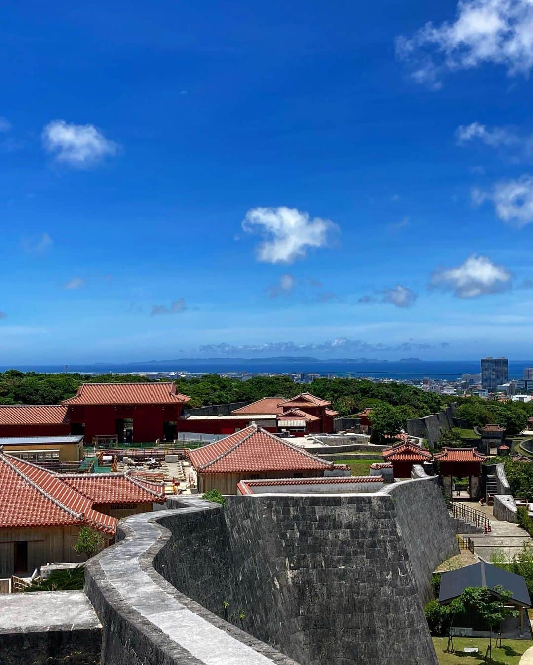 littleportelyさんのインスタグラム写真 - (littleportelyInstagram)「10月31日未明に炎に包まれた首里城。今再建設が進んでいます。 見えるかたちで再建設を決めた理由はみんなに少しずつ変わる首里城の様を目で見て一緒に感じて欲しいから、だそうです🥰 沖縄の誇り、沖縄のこころの拠り所である首里城。 2026年までに正殿は再建されるそうです。地下のオリジナルの首里城の遺構は世界遺産です。来年中に正殿工事が始まったらまた公開終了と なるから今だけの期間限定です。 沖縄に来たら一度見て欲しいな。  Shuri Castle, often described as “Uchinanchu,” or Okinawa’s heart and soul, was ablaze on Oct. 31 and burned for more than 11 hours.  More than 170 firefighters responded, but the fire consumed several buildings, including the castle’s iconic main hall, the Seiden. The blaze began in the Seiden, then spread to the Hokuden and Nanden buildings, destroying seven buildings in total, according to the Naha Fire Department in October.  According to minutes of a March 27 Cabinet meeting, Chief Cabinet Secretary Yoshihide Suga said the central government “will aim to start the reconstruction of Shuri Castle’s Seiden in 2022 and complete it by 2026.” .  #首里城#世界遺産#首里城公園 . #shuricastle#worldheritage#okinawa#沖縄 .  #タビジョ#unknownjapan#スキンダイビング#沖縄暮らし#沖縄生活#沖縄好きな人と繋がりたい#沖縄ライフ#沖縄移住#海好きな人と繋がりたい#海好き女子#海のある生活#fantastic_earth#japan_of_insta#遺跡#遺跡巡り#沖縄旅行#沖縄観光 #沖縄県#沖縄カメラ好き#okinawalife#okilife#okinawajapan#okinawaholic」6月27日 23時54分 - no_ocean_no_life