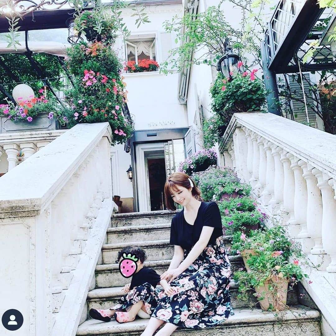 のインスタグラム：「去年大好評だった親子ワンピ💓 - 熱烈なリクエスト沢山沢山いただき 再販決定しました✨✨ - @starlabelofficialshop  是非是非GETしてね❤️ - - ウエストがきゅーってなってて 切り返しの位置も高めだから かなり脚長効果あるの💎✨✨ - - #starlabel #fashion #mamacode #linkcodekids #linkcode」