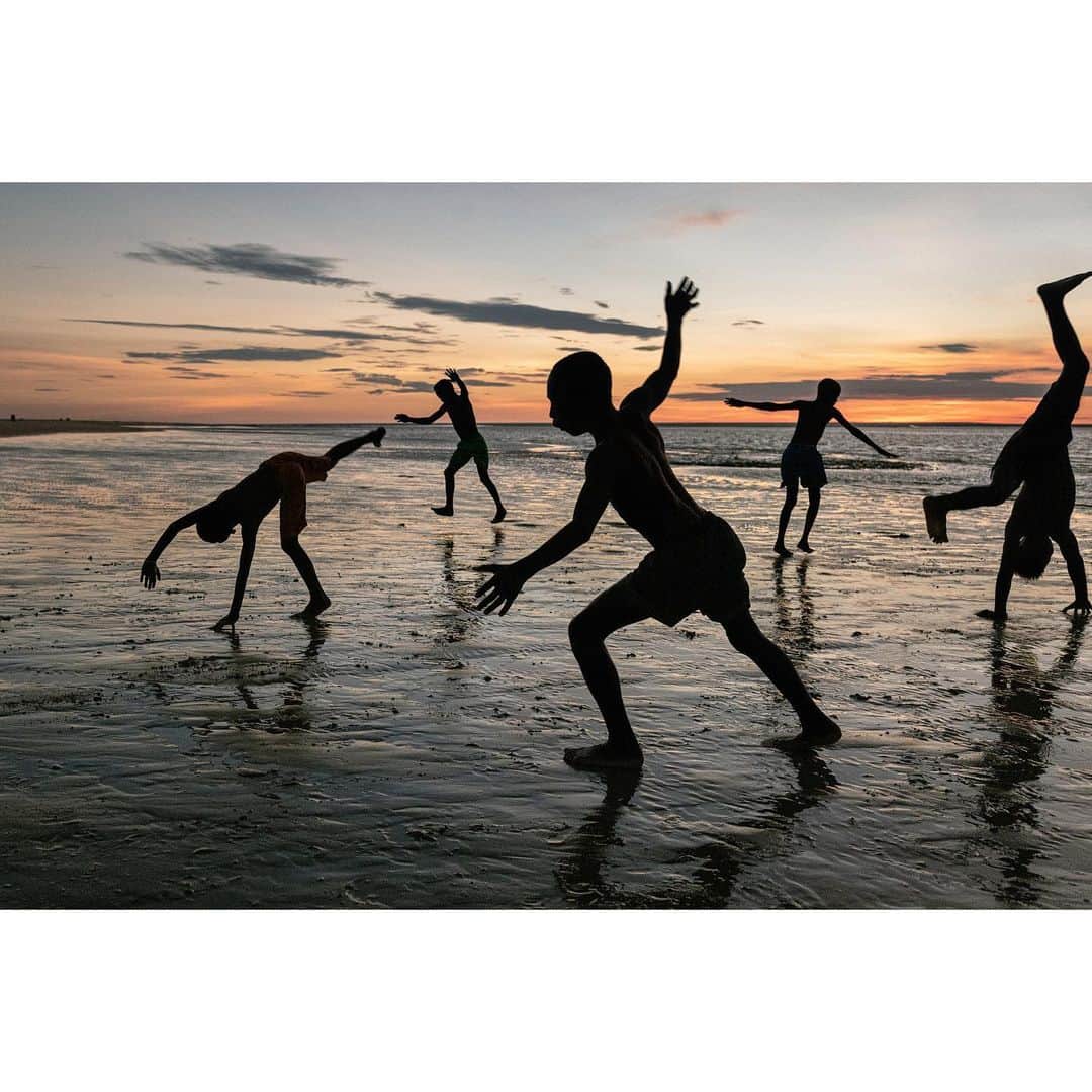 スティーブ・マカリーさんのインスタグラム写真 - (スティーブ・マカリーInstagram)「Children doing cartwheels on Belo Sur Mer beach, #Morondava, #Madagascar, 2019.  #SteveMcCurry」6月27日 23時47分 - stevemccurryofficial