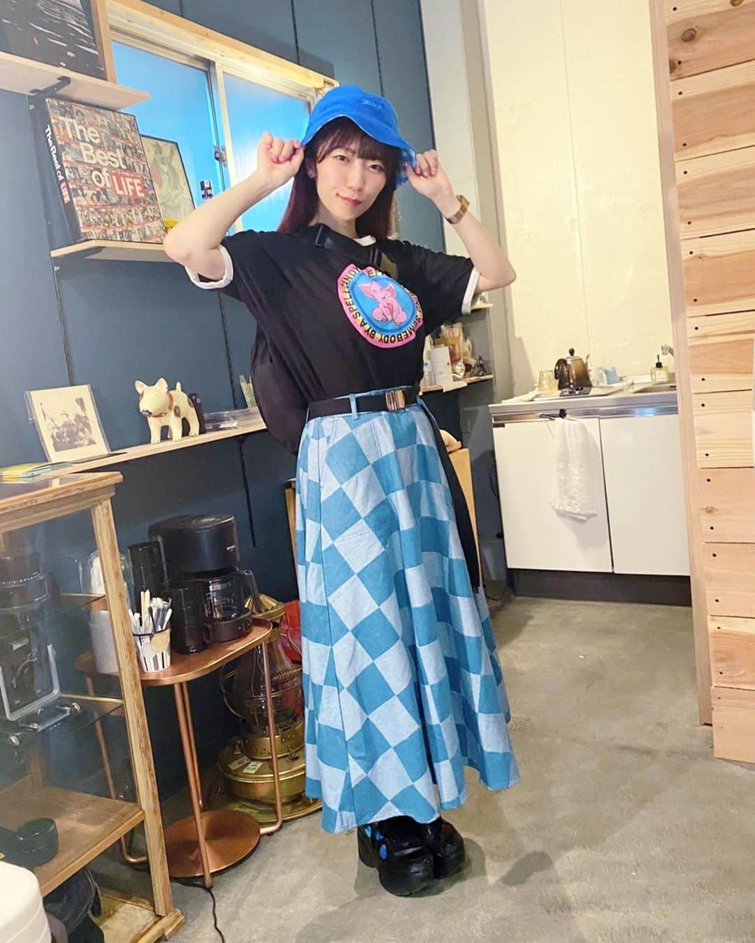 ぱいぱいでか美のインスタグラム：「足が焼けなくて助かるコーディネート ꙳ #tops #candystripper #skirt #sneaker #belt #W❤️C #buckethat #xgirl #bag #balr  #俺はインスタグラマーになりてぇ ꙳ スカート最近めちゃ履いてる今年のものです！ ブロックチェックでデニムなのが可愛い〜 W♡Cから出る2000年ぽいアイテム全部ときめき止まらんです！ 他は以前からヘビロテしてます☻ まじでヘビロテしすぎたのか、この前ベルト壊れました。笑 同じの買おーっと！ あと3枚目にしか写ってないんだけど BALRのボディバックめっっっっちゃ入る！最高！」