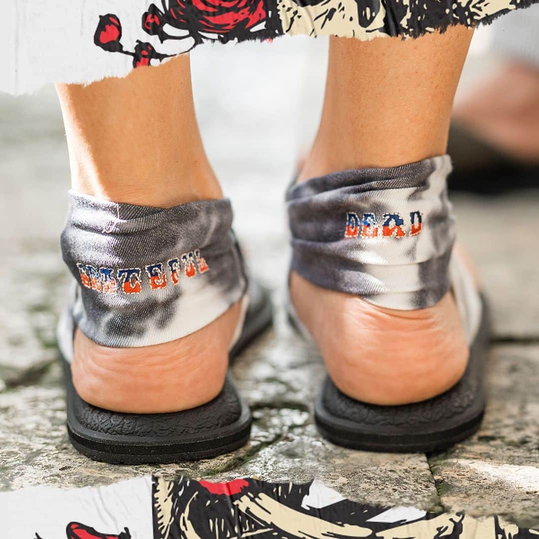 サヌークさんのインスタグラム写真 - (サヌークInstagram)「Need a miracle…for your feet? Then it’s high time to turn on, tune in and rock out with our latest SANUK & GRATEFUL DEAD™ collection of comfy, psychedelic kicks—featuring “Skull and Roses” embroidered patches and a classic band design. #SanukSidewalkSurfer #veganshoes #Sanuk #SmilePassItOn #MadeForTheJourneyToYourHappyPlace」6月28日 0時01分 - sanuk