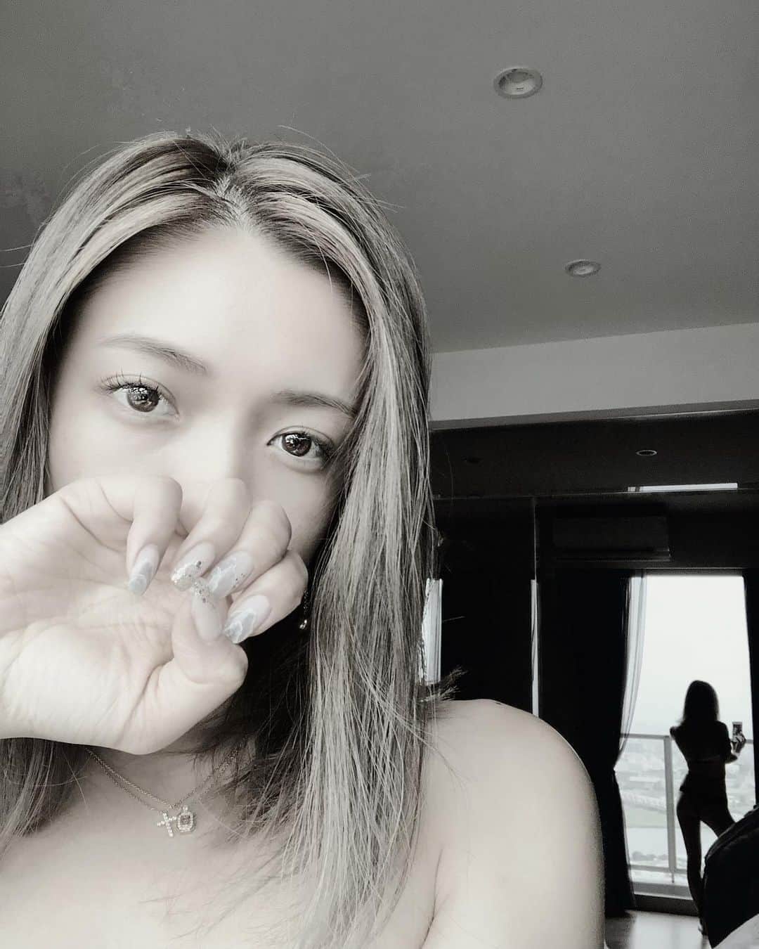 のインスタグラム：「#newnail >> ≫ 2枚目にup動画あり🖤 ・ 母になってから爪がもろくなって ジェルし続けてるけど、 すぐ剥がれてきたりしちゃうから ハードジェルでスカルプみたいにしてもらった。 ・ クリア感残しつつ、 夏の開放感を感じる波っぽいアート🌊を。 ・ @unopulir_log  さすがのセンスで 「こんなかんじー！」ってお伝えしただけで素敵に仕上げてくださいました🤍 ・ #happy#love #instamodel#instaootd#ootd#model#japanesemodel#sayakataniguchi#shooting#kawaii#girl#mama#instafashion#japanese#today#sexy #cute#拍照#可爱#今天的衣服#谷口紗耶香#时尚#패션#귀엽다#일본인#촬영#親バカ部#ママリ#fashionista」