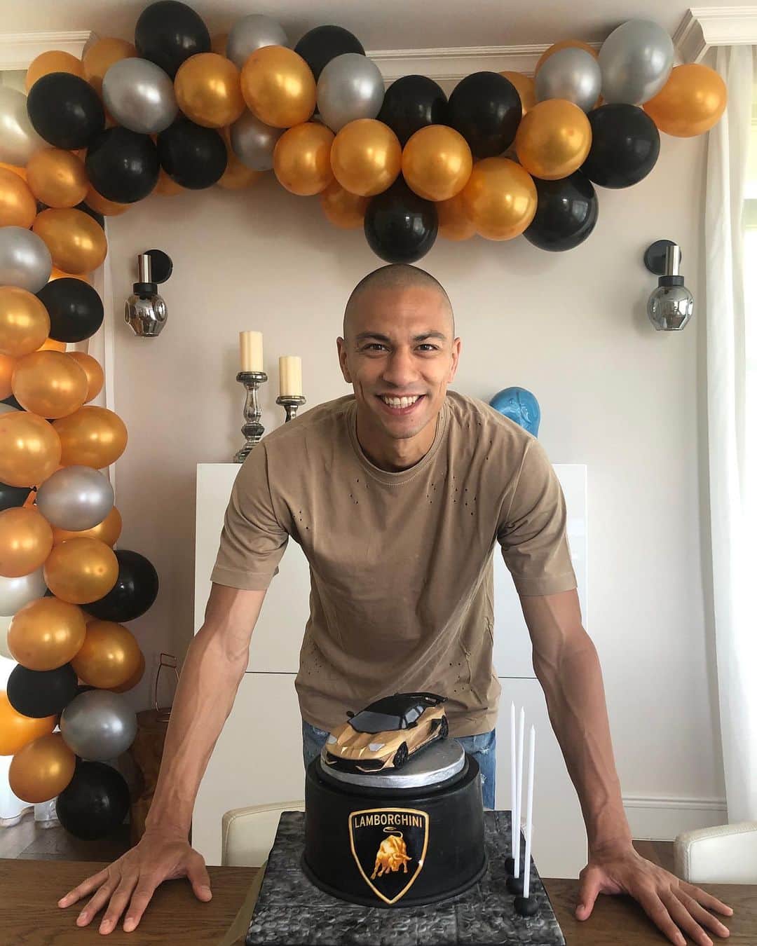 ギョクハン・インレルのインスタグラム：「Güzel dilekleriniz için teşekkür ederim 🙏🏽 🇹🇷 Grazie mille a tutti per gli auguri 🙏🏽🇮🇹 Thank you all for your kind birthday wishes 🙏🏽🇬🇧 Vielen Dank für die vielen Glückwünsche 🙏🏽🇨🇭 #Happy #Birthday #Cake #Lamborghini #G88」