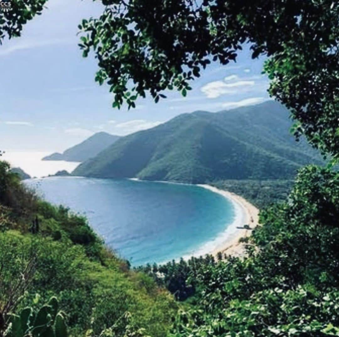 Monica Sordoのインスタグラム：「Ocumare de la Costa, a magic place where you can “hear the silence” as you breath the fresh air and meditate into the spectacular montainous background that dramatically drops into the Caribbean Sea. It was this sentiment that sparked the beginning of my latest collection “Ocumare” #MonicaSordo #Venezuela」