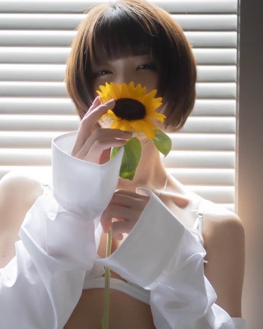のインスタグラム：「向日葵。 . . . #向日葵 #sunflowers🌻  #夏ネイル  #model #gravure #portraitmodel  #cosplayer  #モデル女子  #グラビアアイドル #コスプレイヤー  #インスタグラマー #ポートレートモデル  #lingerie #lingerielove  #ランジェリー大好き  #eros  #bodymake  #可愛くなりたい  #黒髪ショート #japan_of_insta  #igportrait #pasha_magazine #instaportrait  #tokyocameraclub  #童顔  #エロ可愛い #sexy #japanesegirl  #日本人 #人像攝影系列」