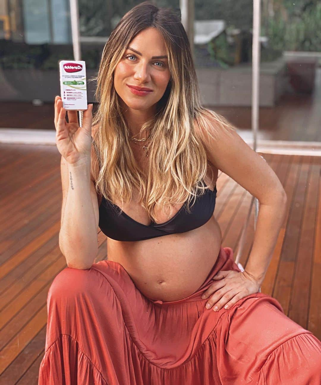 Giovanna Ewbankさんのインスタグラム写真 - (Giovanna EwbankInstagram)「Meus amores, vocês sabiam que apenas 10% da vitamina D do nosso corpo deve vir da dieta? Pois é, 80 a 90% da nossa vitamina D deveria vir da exposição solar pois os alimentos tem quantidades muito pequenas. Nesse momento muitas pessoas não estão conseguindo tomar sol o suficiente pra manter a vitamina D em dia, e a vitamina D é muito importante pois auxilia nossa imunidade, ossos e músculos e quando não podemos tomar muito sol, a suplementação pode ser indicada. Aqui em casa todo mundo toma! Eu tomo Addera 2000, que é um suplemento alimentar isento de registro. Não deixe de conversar com seu médico para saber a melhor dose para você. Se cuidem!!! ☺💗 #vitaminaD #addera @adderad3 | ad」6月28日 0時28分 - gioewbank