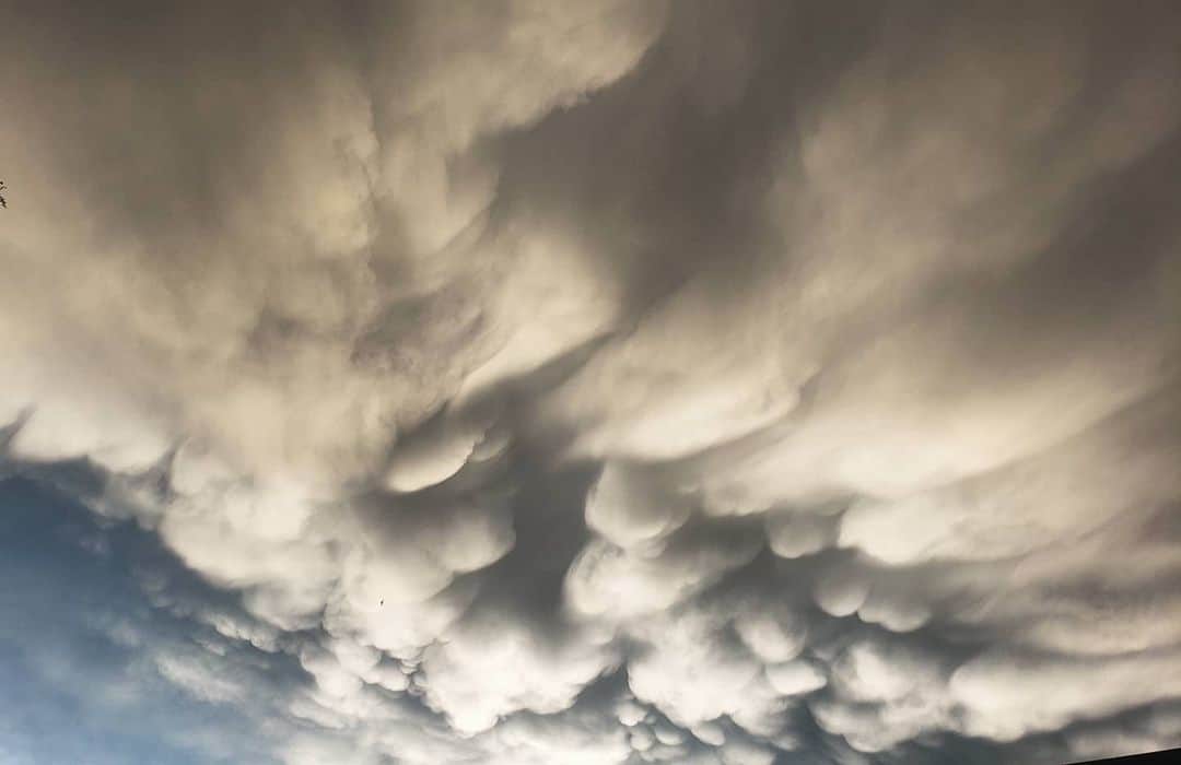 Cory Richardsさんのインスタグラム写真 - (Cory RichardsInstagram)「Mammatus clouds are most often associated with anvil clouds as well as severe thunderstorms. By studying our environment, we can be better informed about what to expect and anticipate how we can best prepare and respond. We can be be frightened by the dark clouds, or know how they usually behave. Social climate is no different. We can study our history to understand how we've arrived where we are. In doing so, we begin to exchange fear for confidence. That's not to say that fear isn't part of the equation. It's just to say that the more we know, the more capable we are of dissecting the fear rationally and calmly, moving forward into it confident, collected, and calm. Education is power.」6月28日 0時25分 - coryrichards