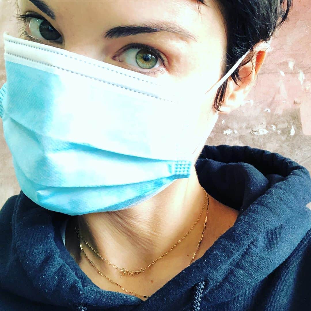 ジェイミー・アレクサンダーのインスタグラム：「Hey!!! I love you! Stay safe, stay healthy. ♥️ #wearamask 😷👊🏻」