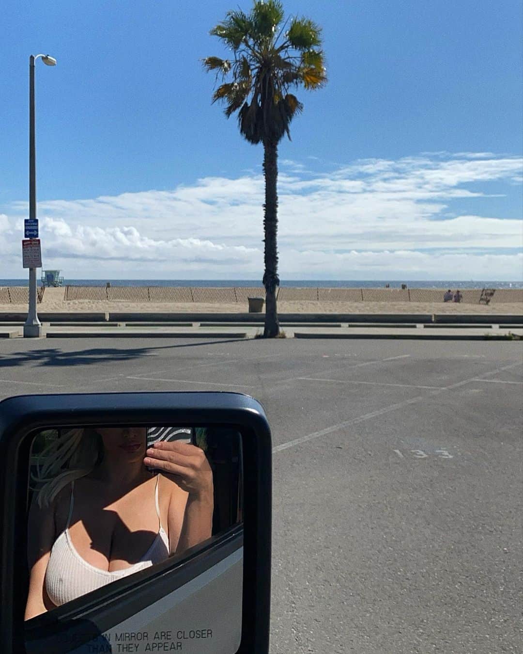 リンジー・ペラスさんのインスタグラム写真 - (リンジー・ペラスInstagram)「objects in mirror are closer than they appear... ⁣ #california #beachday」6月28日 6時06分 - lindseypelas