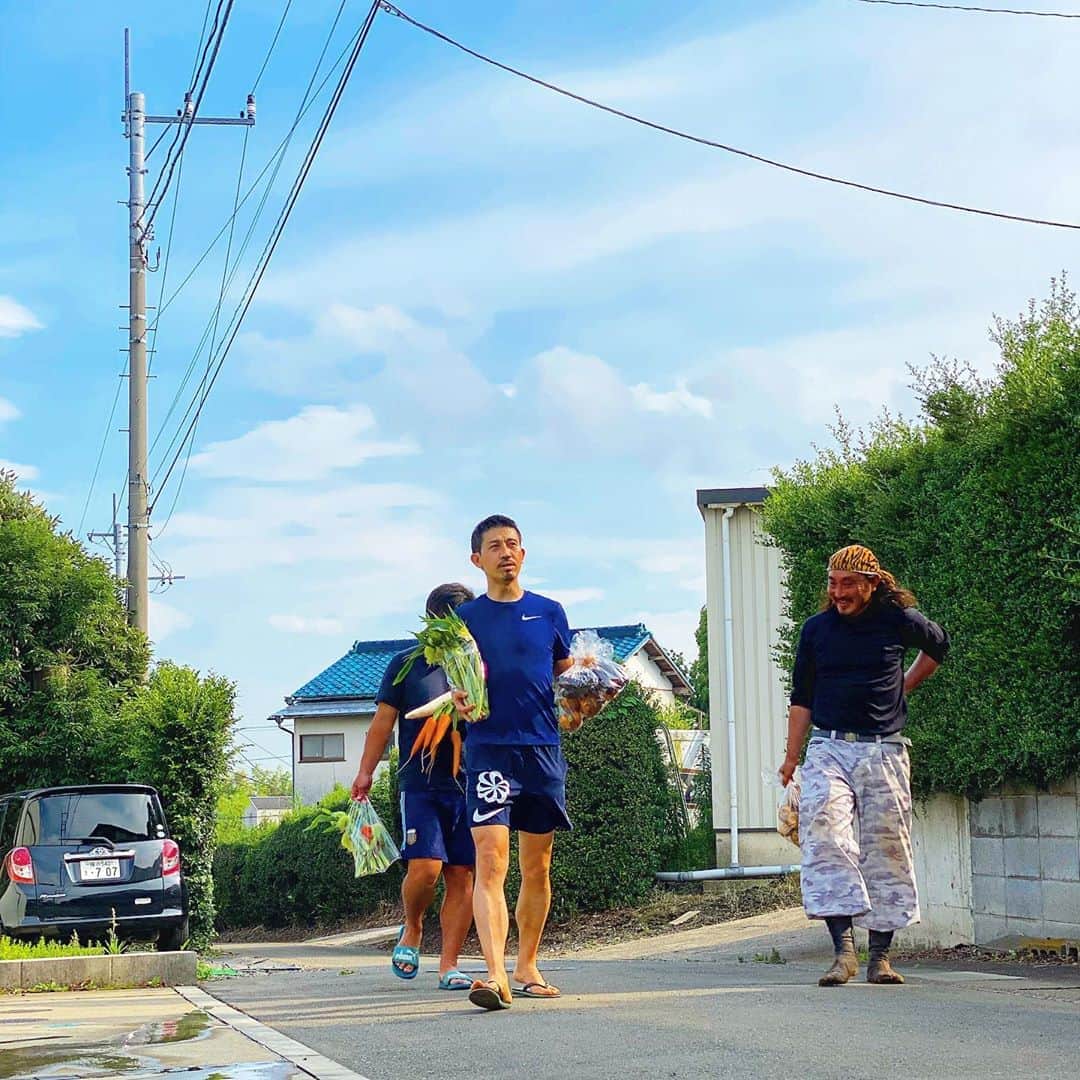 百瀬俊介のインスタグラム：「重田農園で大収穫🙌🙌🙌 両手には野菜の山！ 天気に恵まれてこの日の気温は31℃☀️ いい汗かいた‼️」