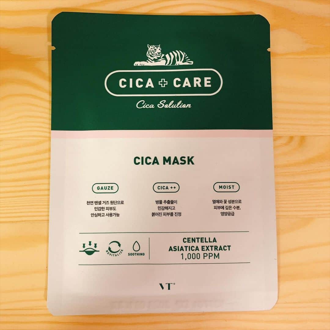 松尾幸実のインスタグラム：「今日のパック  VT Cosmetics CICA MASK  つけた瞬間から数分間は荒れている部分にヒリつきがあったけど、10分くらいで沈静される。薬草ぽい香りも、ヒタヒタのガーゼシートも私好み。 #パック　#フェイスパック」