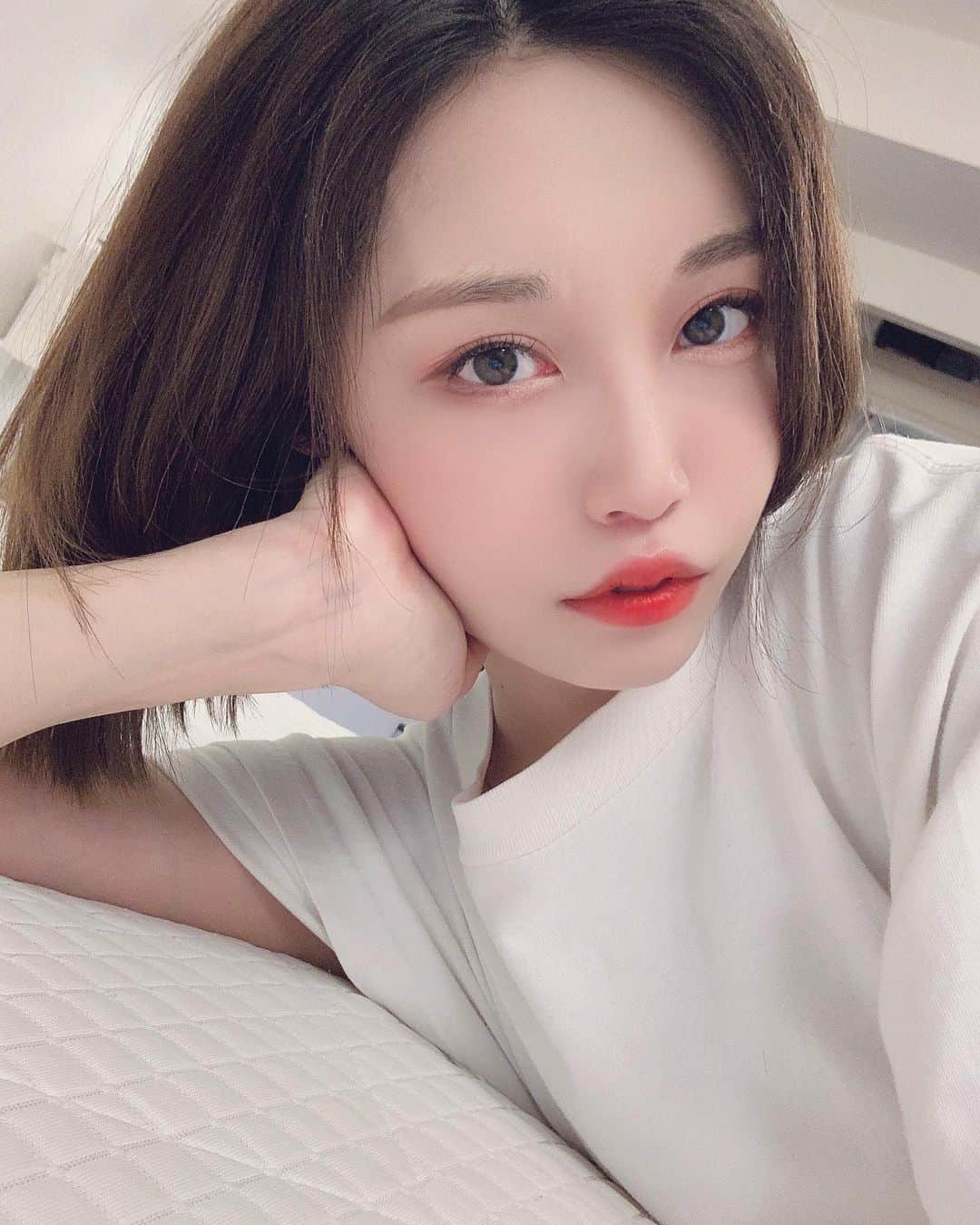Rabiのインスタグラム：「This is my real eye color.🙂 Actually this is my first time posting a photo of me without color contacts. lol I prefer the way I look when wearing contacts so I’m wearing brown or grey lenses all the time, but lately I start liking my real eye color. ﻿ ﻿ What is your eye color? ﻿ ﻿ ┈︎┈︎┈︎┈︎┈︎┈︎┈︎┈︎┈︎﻿ #데일리﻿ #일본﻿ #일본스냅﻿ #도쿄 ﻿ #생활  #일상﻿ #단발 ﻿ #머리﻿ #裸眼メイク﻿ #japanesegirl」