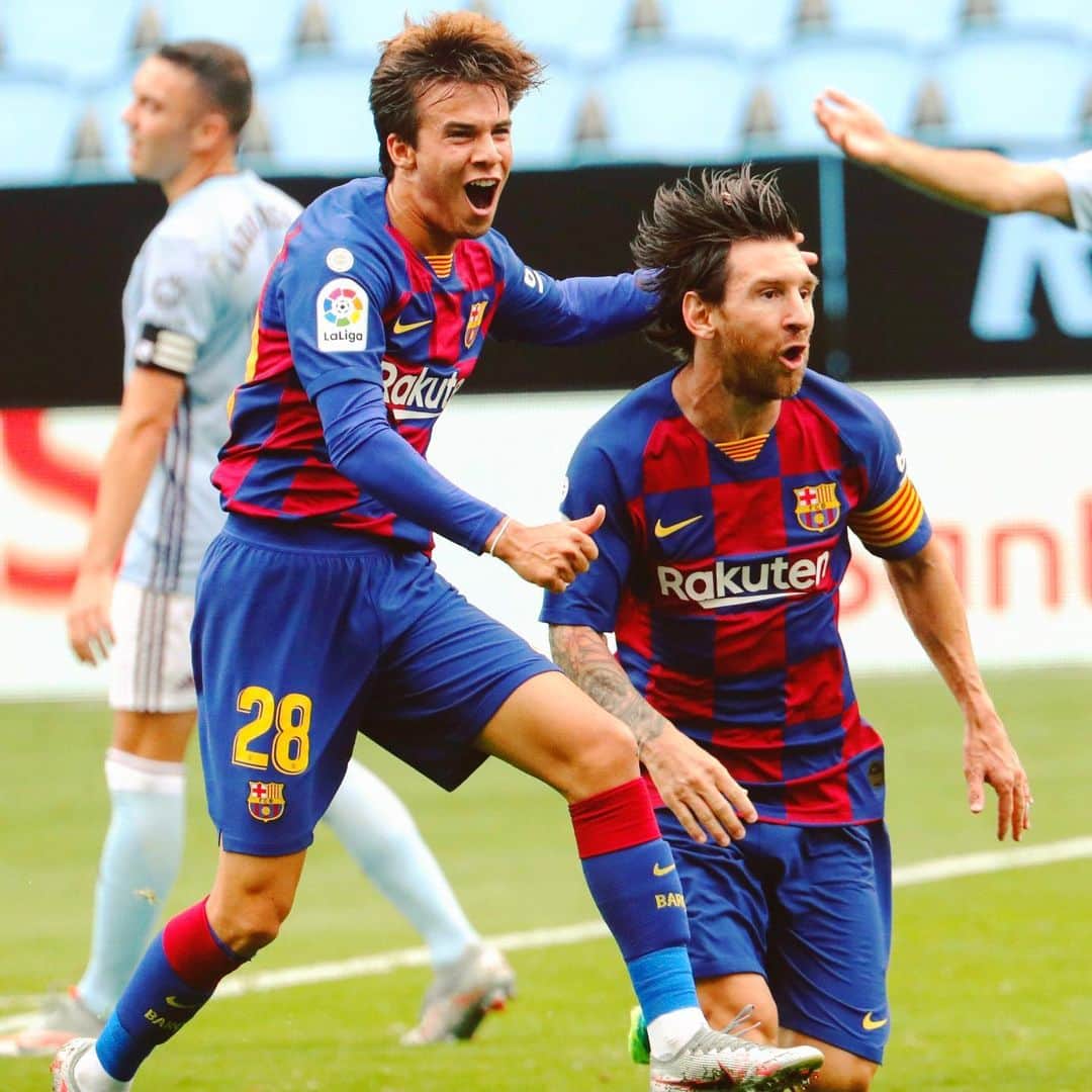 LFPさんのインスタグラム写真 - (LFPInstagram)「📸 Caption this moment! 🤩⬇️ • 📸 ¡Pon título a esta imagen! 🤩⬇️ • #Riqui #Messi #Barça #LaLiga #LaLigaSantander」6月28日 0時52分 - laliga