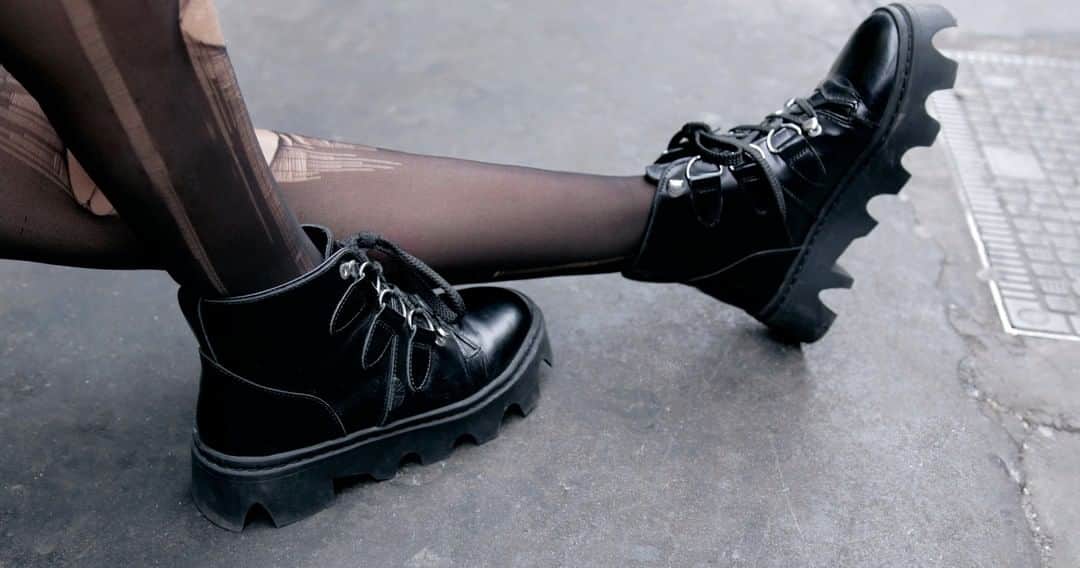 アンダーグラウンドのインスタグラム：「The Evolution Boot from our Jungle collection. The soles represent the undulations of  soundwaves from our project that looked at the digital visualisation of sound. Algender and available from our online store. ⁠ ⁠ ⁠ #UndergroundEngland #UndergroundShoes #UndergroundJungle #UndergroundBoots #JungleBoots #JumboCleat #LeatherBoots」
