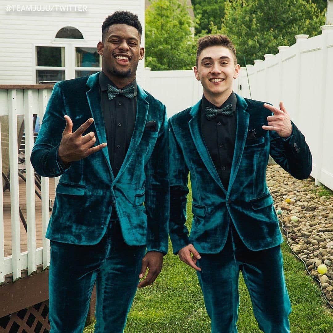 のインスタグラム：「His girlfriend broke up with him before prom, so he asked JuJu to go instead. JuJu accepted and bought them both $10,000 suits. 👏 (via @juju)」