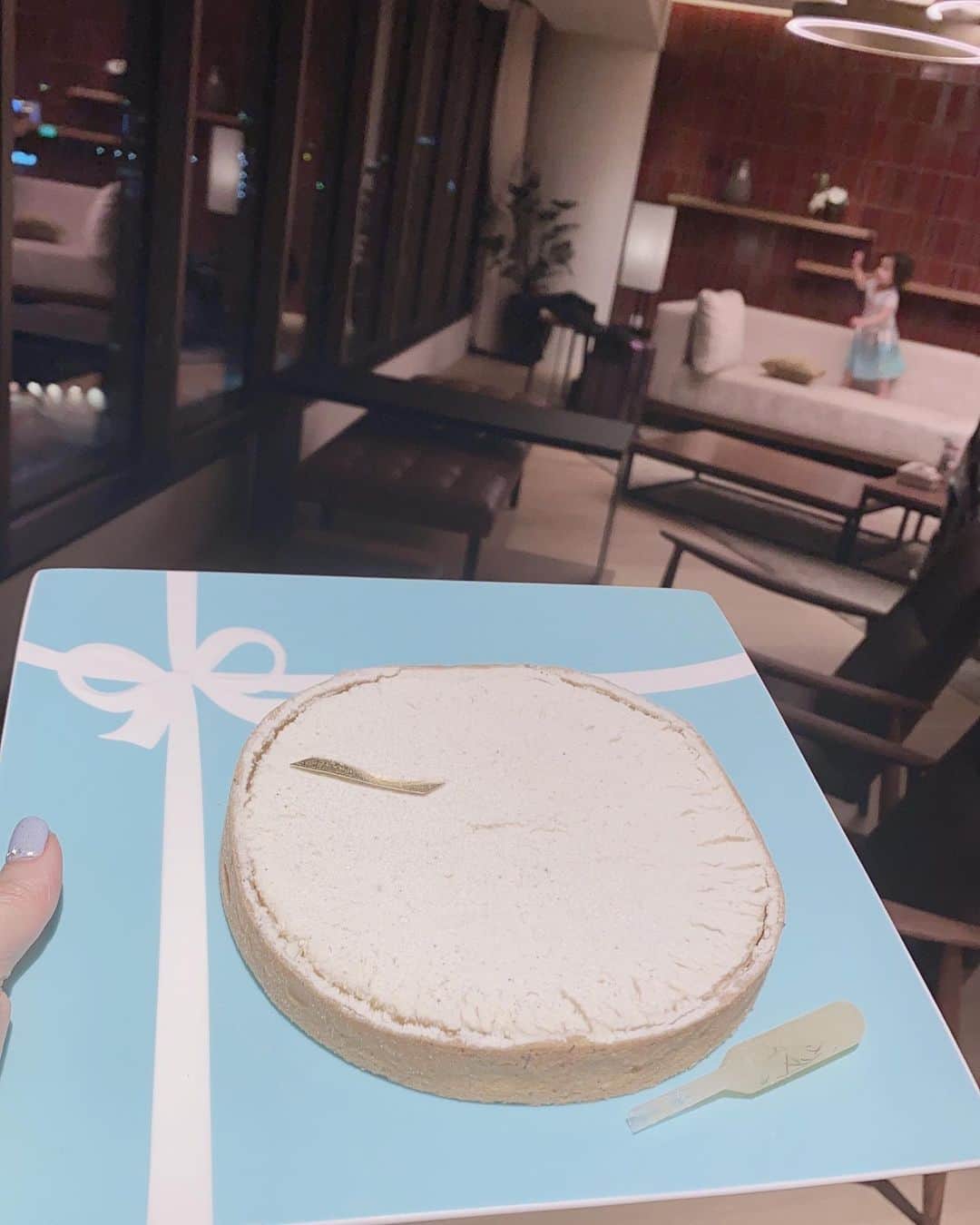 のインスタグラム：「いつも大切な日に必ずorderしてる🎂 @louange_tokyo ✨ - 6/27 チーズケーキ好きには堪らない 極上のプレミアムチーズタルトが @hayaruka.jp よりリリースされました💓 - 世界大会優勝のパテシエによる 極上チーズタルト 美味しすぎて悶絶✨ - 付属のスポイトの秘密のソースが✨ 味を二段階に楽しめるよ💓 - - @louange_tokyo @hayaruka #ルワンジュ東京 #hayaruka #世界大会優勝パティシエ #チーズケーキ」
