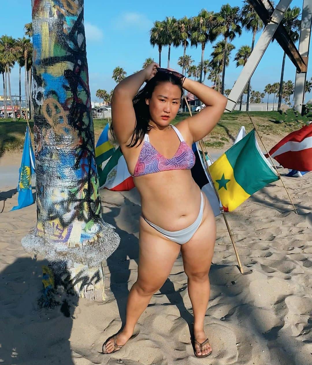 のインスタグラム：「The ocean is a gift 💗🌈🦋」