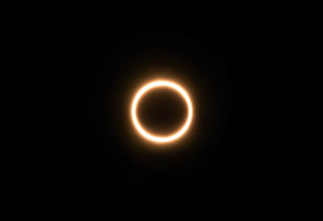 Discoveryさんのインスタグラム写真 - (DiscoveryInstagram)「“The Ring of Fire” solar eclipse on June 22, 2020 seen from from India. .  A solar eclipse occurs when the Moon passes between the Sun and Earth partially blocking the light of the Sun. Read more at Discovery.com/RingofFire .  Photo: Ayush Karanwal/Getty. . #solareclipse #science #space #astronomy #earthfocus #amazingview #potd #putaringonit」6月28日 1時15分 - discovery