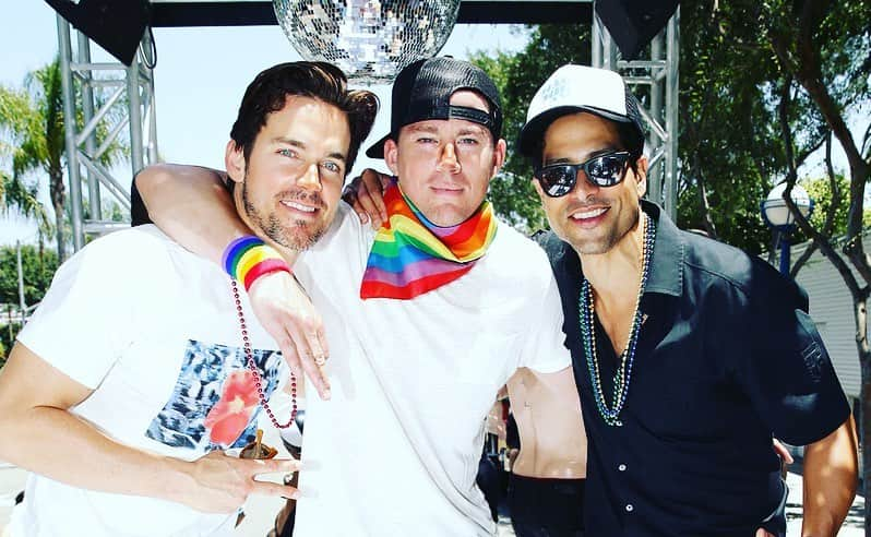 マット・ボマーさんのインスタグラム写真 - (マット・ボマーInstagram)「Since we’re all celebrating from home this year, I thought I’d throw it back to Prides of the past. 1) @channingtatum @adamrodriguez and me on a float at LA Pride. Swipe to see: 2) Henry and I at the Tonys last year. 3) Our family after our first parade together in NYC 4) With some of my favorite people in the world - @victorquinaz @lynncollins and @leeepfrog and of course my husband @halls.simon and me at our civil ceremony (not wedding) in 2011. Wherever you are this year, I love you, and I hope you take this day  to celebrate your authenticity, and the road you travelled to be where you are. Come hang out with me on @radioandysxm today at 4 PM EST/ 1 PM PST to hear some of my favorite pride anthems. Happy Pride! 🌈❤️🧡💛💚💙💜🤎🖤💗」6月28日 1時17分 - mattbomer