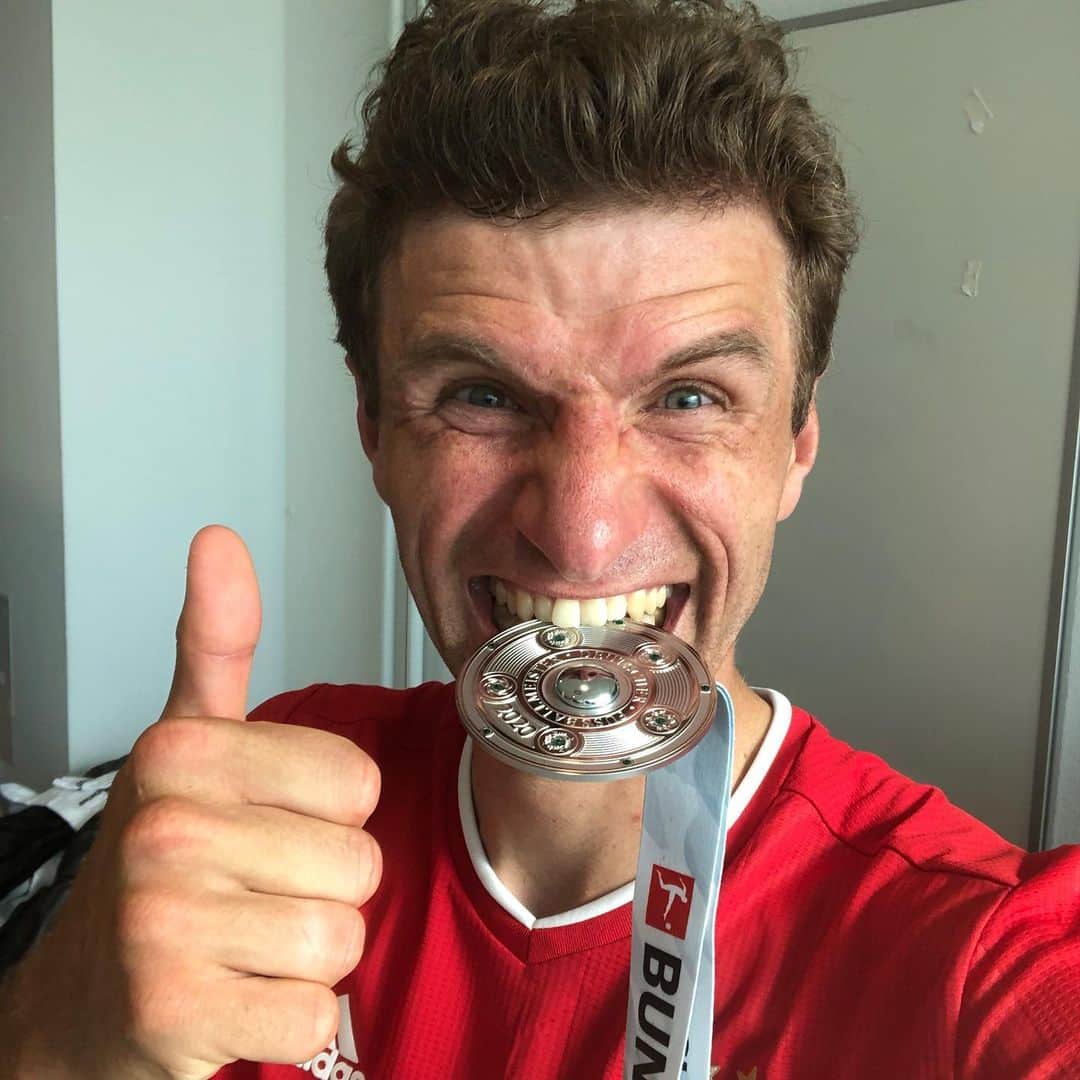 トーマス・ミュラーのインスタグラム：「What a great moment after the 34th Bundesliga game 😀! Hard work pays off. 💪 💯 goals and such a fantastic team performance during the second half of the season! Go on, @fcbayern! #miasanmeister #fcbayern #teamwork #esmuellert #weiterimmerweiter」