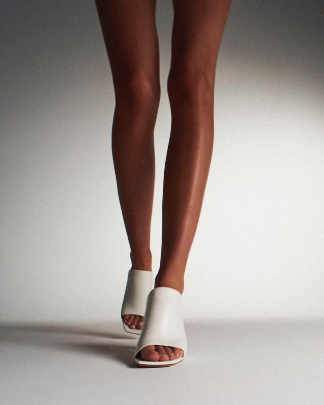 ランバンのインスタグラム：「Sculptural and sleek: the J heel leather mules, available now via link in bio.  #LanvinSS20  #LanvinShoes  #Lanvin  Courtesy of @nickolaslorieux」