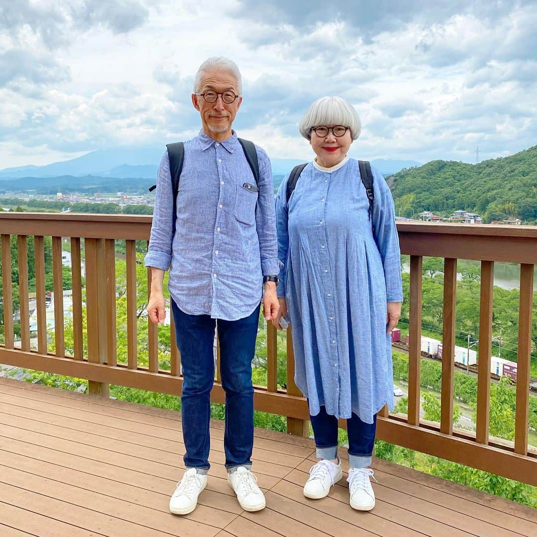 bon ponさんのインスタグラム写真 - (bon ponInstagram)「宮城県柴田町の船岡城址公園へ行って来ました。 桜の名所として知られる公園ですが、桜の他にも紫陽花や曼珠沙華など、四季折々の花を楽しむことができます。 6月下旬から7月上旬にかけてはアジサイが見頃。毎年この時期に開催される「しばた紫陽花まつり」は、コロナ禍の影響で中止となりましたが、園内のアジサイは自由に見ることができます。 約3800株の青・白・紫・ピンクの色とりどりのアジサイが園内を彩っていました💙💜🤍💚 ・ ・ #船岡城址公園 #紫陽花 #アジサイ #夫婦 #60代 #ファッション #コーディネート #リンクコーデ #夫婦コーデ #グレイヘア #白髪 #共白髪 #couple #over60 #fashion #coordinate #instafashion #instagramjapan #greyhair #bonpon511」6月28日 1時24分 - bonpon511