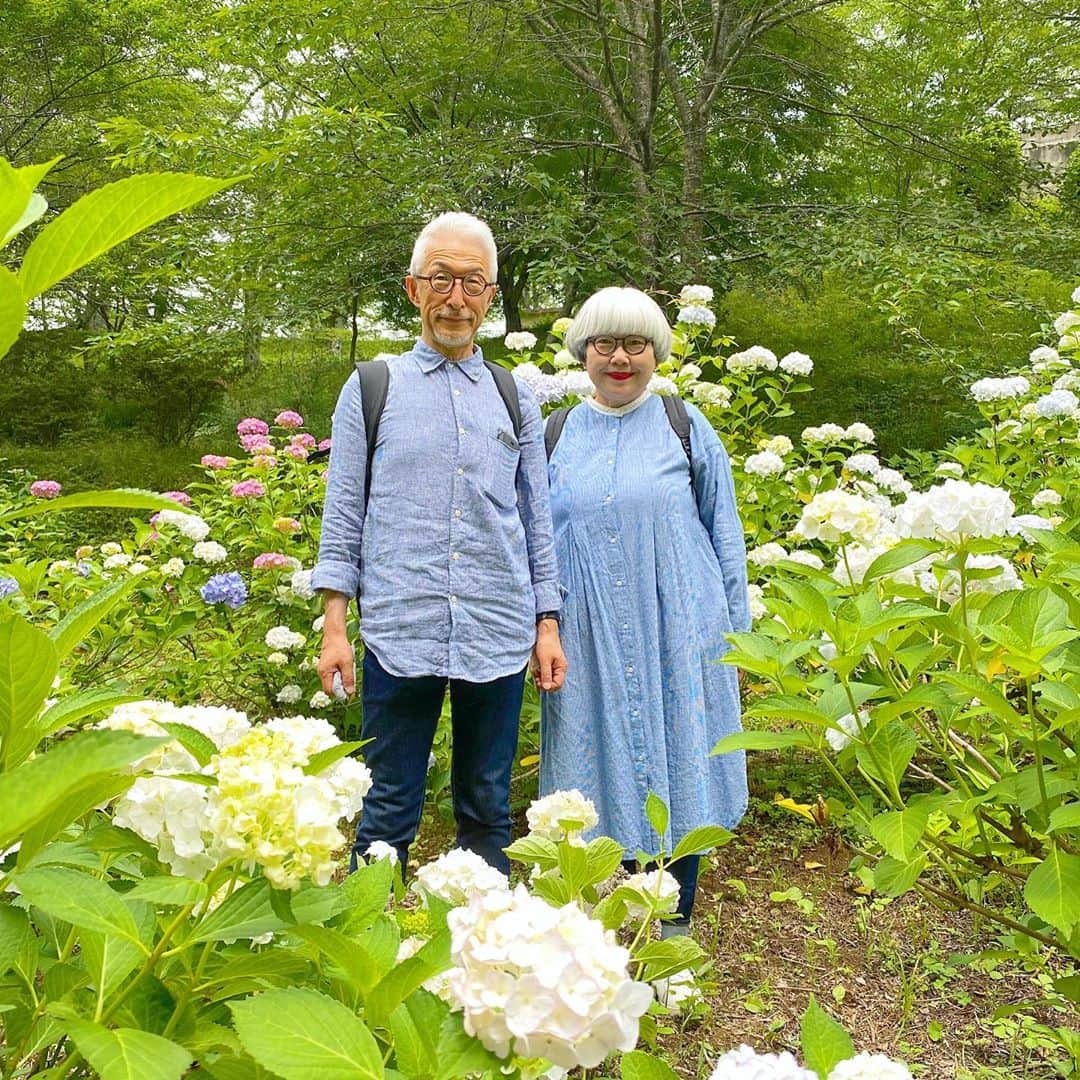 bon ponさんのインスタグラム写真 - (bon ponInstagram)「宮城県柴田町の船岡城址公園へ行って来ました。 桜の名所として知られる公園ですが、桜の他にも紫陽花や曼珠沙華など、四季折々の花を楽しむことができます。 6月下旬から7月上旬にかけてはアジサイが見頃。毎年この時期に開催される「しばた紫陽花まつり」は、コロナ禍の影響で中止となりましたが、園内のアジサイは自由に見ることができます。 約3800株の青・白・紫・ピンクの色とりどりのアジサイが園内を彩っていました💙💜🤍💚 ・ ・ #船岡城址公園 #紫陽花 #アジサイ #夫婦 #60代 #ファッション #コーディネート #リンクコーデ #夫婦コーデ #グレイヘア #白髪 #共白髪 #couple #over60 #fashion #coordinate #instafashion #instagramjapan #greyhair #bonpon511」6月28日 1時24分 - bonpon511