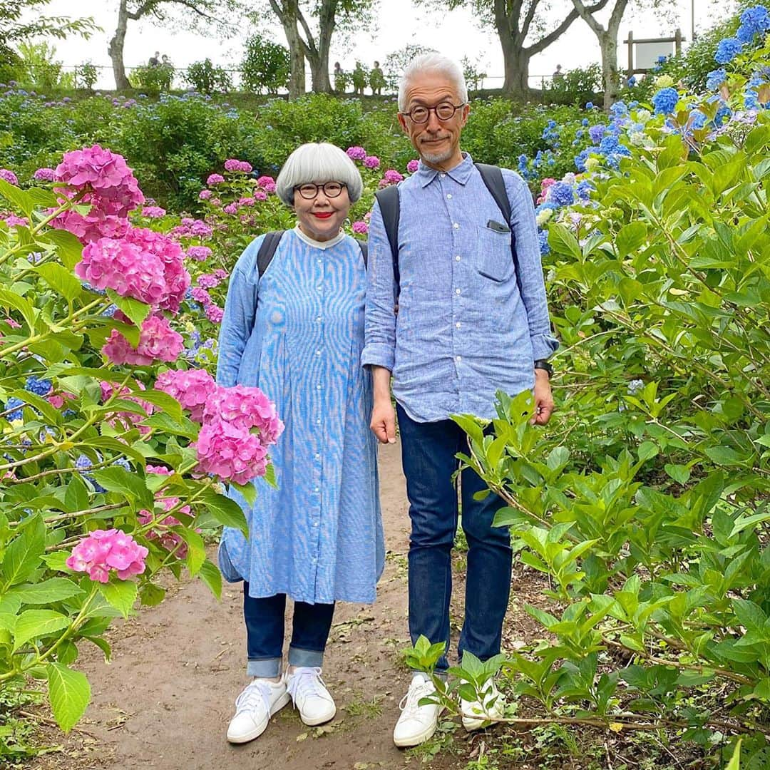 bon ponさんのインスタグラム写真 - (bon ponInstagram)「宮城県柴田町の船岡城址公園へ行って来ました。 桜の名所として知られる公園ですが、桜の他にも紫陽花や曼珠沙華など、四季折々の花を楽しむことができます。 6月下旬から7月上旬にかけてはアジサイが見頃。毎年この時期に開催される「しばた紫陽花まつり」は、コロナ禍の影響で中止となりましたが、園内のアジサイは自由に見ることができます。 約3800株の青・白・紫・ピンクの色とりどりのアジサイが園内を彩っていました💙💜🤍💚 ・ ・ #船岡城址公園 #紫陽花 #アジサイ #夫婦 #60代 #ファッション #コーディネート #リンクコーデ #夫婦コーデ #グレイヘア #白髪 #共白髪 #couple #over60 #fashion #coordinate #instafashion #instagramjapan #greyhair #bonpon511」6月28日 1時24分 - bonpon511