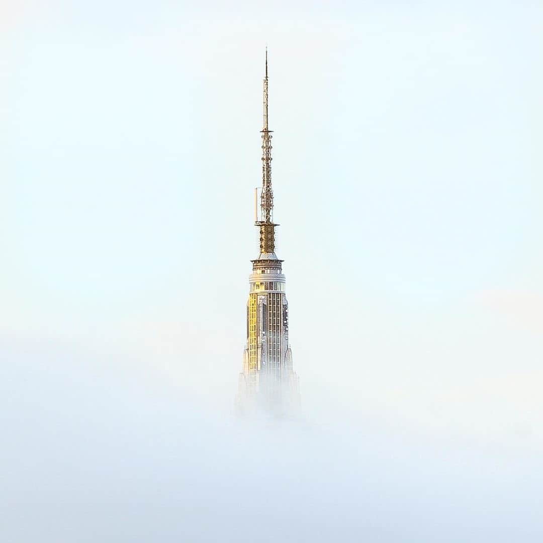 Empire State Buildingさんのインスタグラム写真 - (Empire State BuildingInstagram)「Way up in the clouds 🌤 ⠀⠀⠀⠀⠀⠀⠀⠀⠀ 📷: @ninawolfe #EmpireStateBuilding」6月28日 1時24分 - empirestatebldg