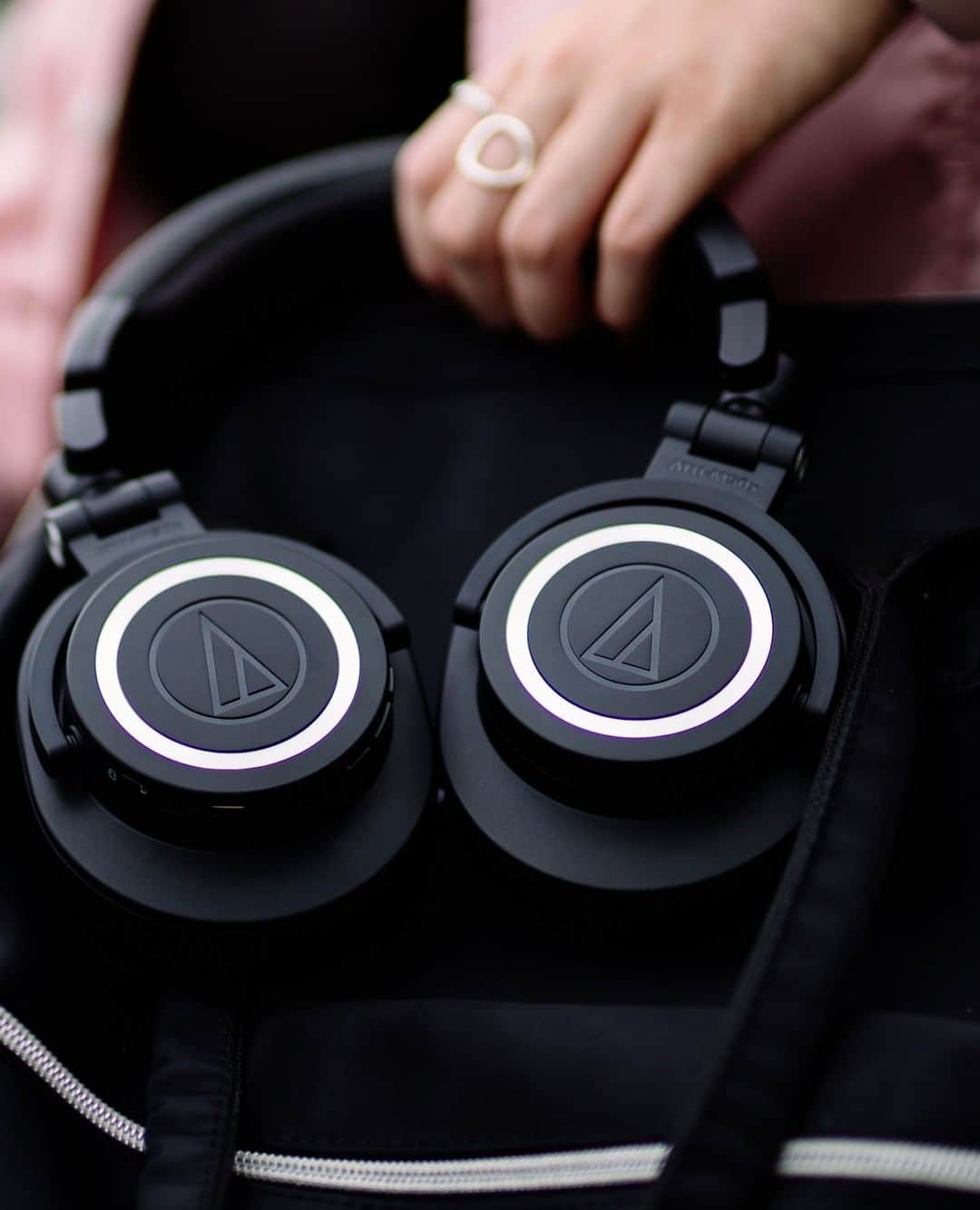 Audio-Technica USAさんのインスタグラム写真 - (Audio-Technica USAInstagram)「Get studio quality sound in a wireless design with our ATH-M50xBT headphones. Learn more in the link in our bio!⁠ .⁠ .⁠ .⁠ #AudioTechnica #ATHM50xBT #M50xBT #Headphones #WirelessHeadphones #AudioGear #Music #MusicLovers⁠」6月28日 1時25分 - audiotechnicausa