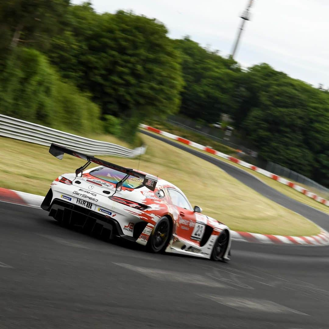 Mercedes AMGさんのインスタグラム写真 - (Mercedes AMGInstagram)「Double podium for Mercedes-AMG Motorsport after a thrilling final stint at the first race of the Nürburgring Endurance Series. The Mercedes-AMG Teams @hauptracingteam AutoArenA and @getspeed secured second and third place overall after @maroengel has put the #6 Mercedes-AMG GT3 on pole position in qualifying. With two more class podiums for the GetSpeed teams with starting numbers 8 and 23 as well as the class victory for the #155 @teamblackfalcon Mercedes-AMG GT4 our Customer Racing Teams rounded off a successful start of the season at the @nuerburgring!  #MercedesAMG #MercedesAMGMotorsport #AMGGT3 #AMGGT4 #VLN #Nuerburgring #Nordschleife」6月28日 1時25分 - mercedesamg