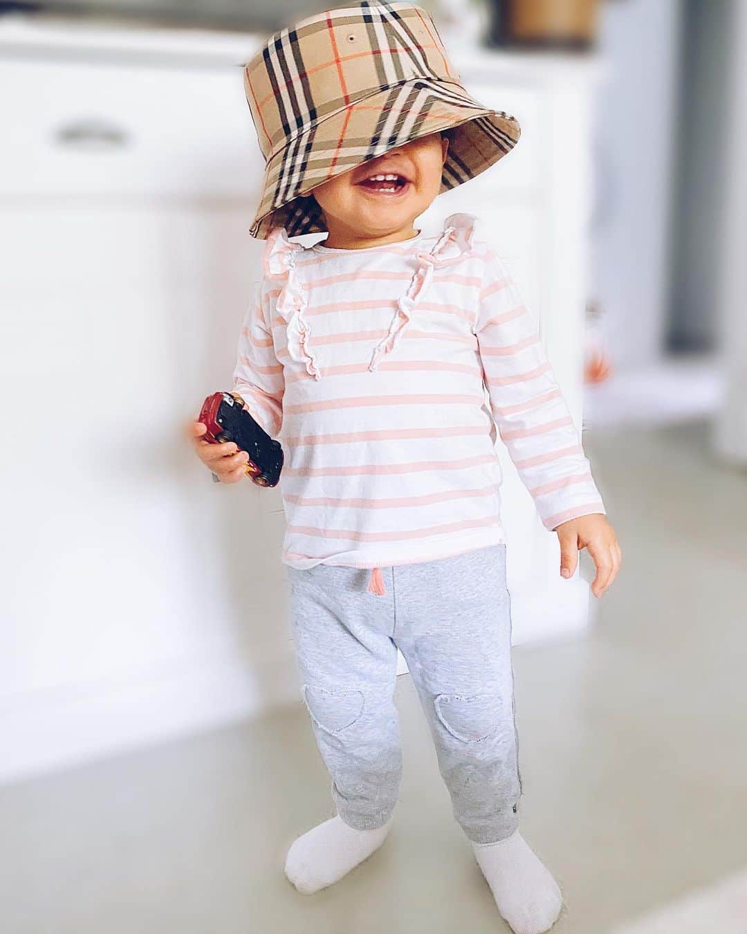 sananasのインスタグラム：「Cuty baby🥰Ma nièce me fait tellement rire ! C’est un vrai clown 😂Comment ça va vous ? Désolée en ce moment je gère beaucoup de choses du coup je suis un peu absente en story 😅mais promis demain matin nouvelle vidéo ! Une vidéo pleine de shoes 👡! Bon quoi de prévu ce soir pour vous ? Programme : crêpes et jeux de société en famille de mon côté ! 😘」