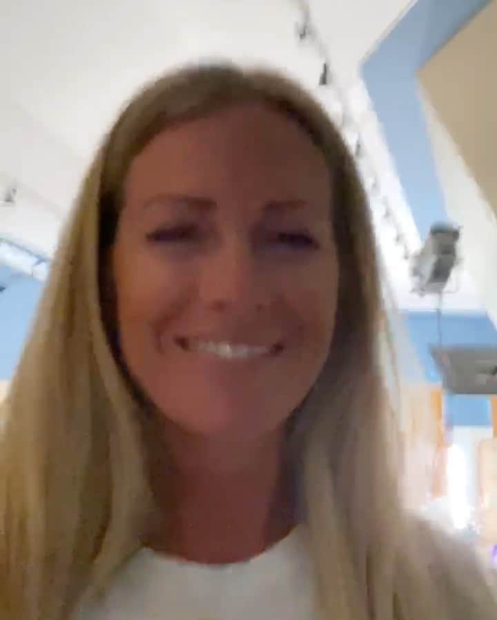 のインスタグラム：「When your Moms gone so your Aunt flies in from Hawaii to be there for you. 🥰 🙌 😂 I love you so much @mrssaraduffin」