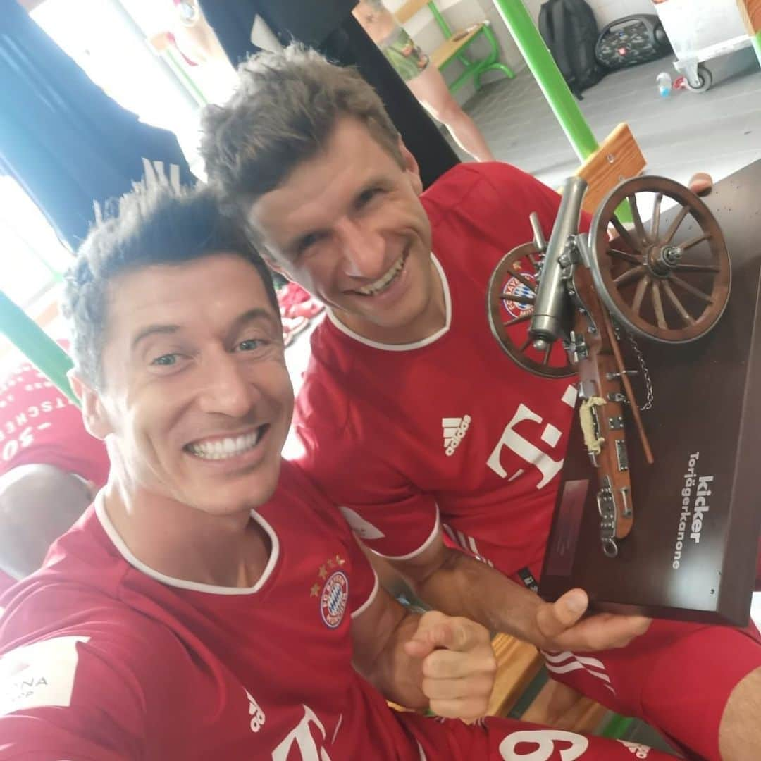 トーマス・ミュラーさんのインスタグラム写真 - (トーマス・ミュラーInstagram)「A lot of numbers in this pic 🔥⚽️🔥 #moretocome #nextstepahead #müllendowski #fcbayern #team」6月28日 1時39分 - esmuellert