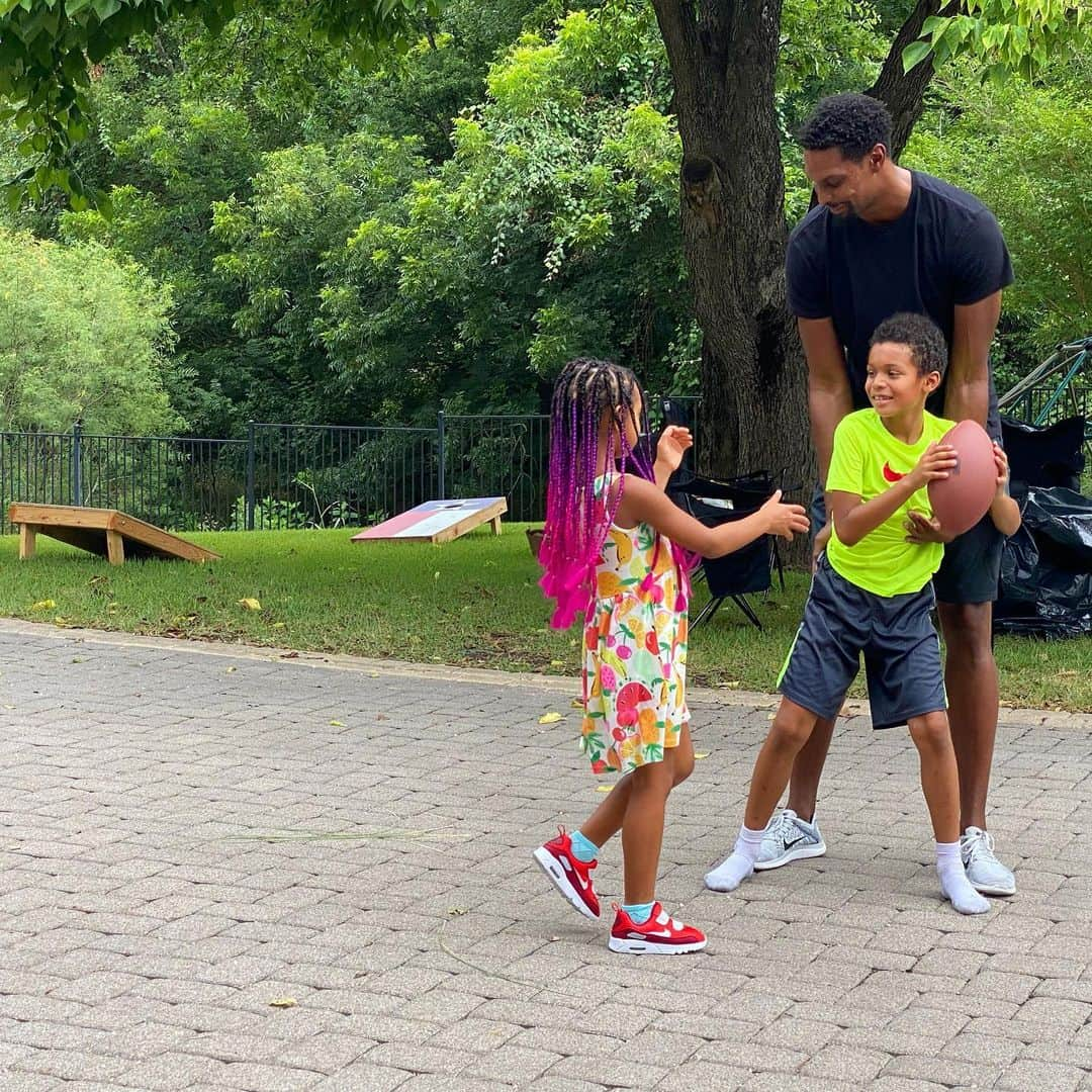 クリス・ボッシュさんのインスタグラム写真 - (クリス・ボッシュInstagram)「#Summer is here and keeping these kiddos busy and making good memories is at the top of my to do list!! My go to is #bbq and #smores !! What’s yours? #BoshFamily #DadLife #CasadeBosh」6月28日 1時37分 - chrisbosh