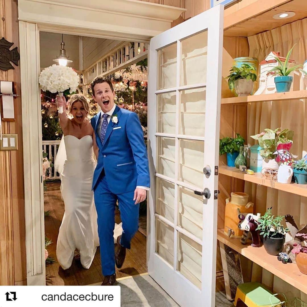 スコット・ウェインガーのインスタグラム：「I hope our @fullerhouse fans all over the world enjoyed our final episodes. So glad you could make it to the wedding! DJ + Steve Forever! ❤️❤️ #Repost @candacecbure ・・・ #Steejay Forever 😍 #FullerHouse #TVWedding @scottweinger , You’ll always be my longest dating fake boyfriend and forever tv husband 😍 -  @fullerhouse @netflixfamily」