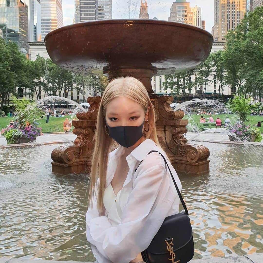 フェルナンダ・リーのインスタグラム：「Fresh hair 🌞 I shortened the strap of the @ysl Kaia bag and it's so cute at this length」