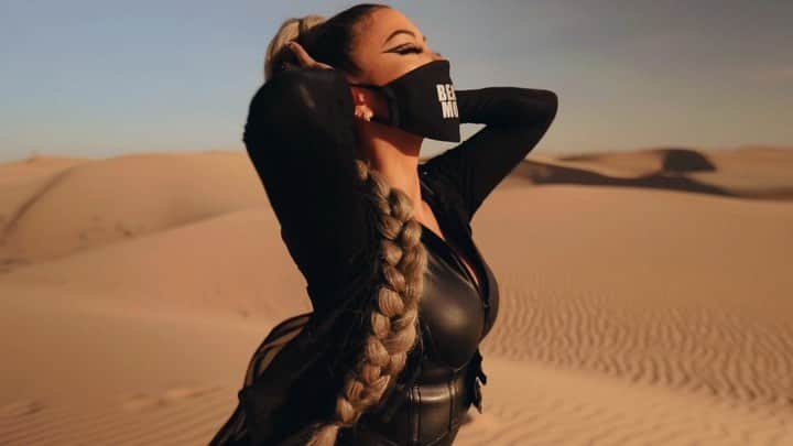 リアン Vのインスタグラム：「BEASTMODE MUSIC VIDEO IS NOW LIVE! Link in bio! 🔥 Special thank you to everyone who was a part of this music video. I wouldn’t have been able to do it without you! 🎥 @alanszargoza 🎶 @thetrackburnaz @ashgraysun  Hair/makeup: @nicholerayartistry @beautyonwheels  Stylist: @stephgregstyles @shoplianev  Choreographer: @bobbynewberry  Dancers : @tajariley @haleymessick @bdash_2 @thedancingfire  My girls @official_janina @denise.rodri @lovestassia @nadiinee_a」