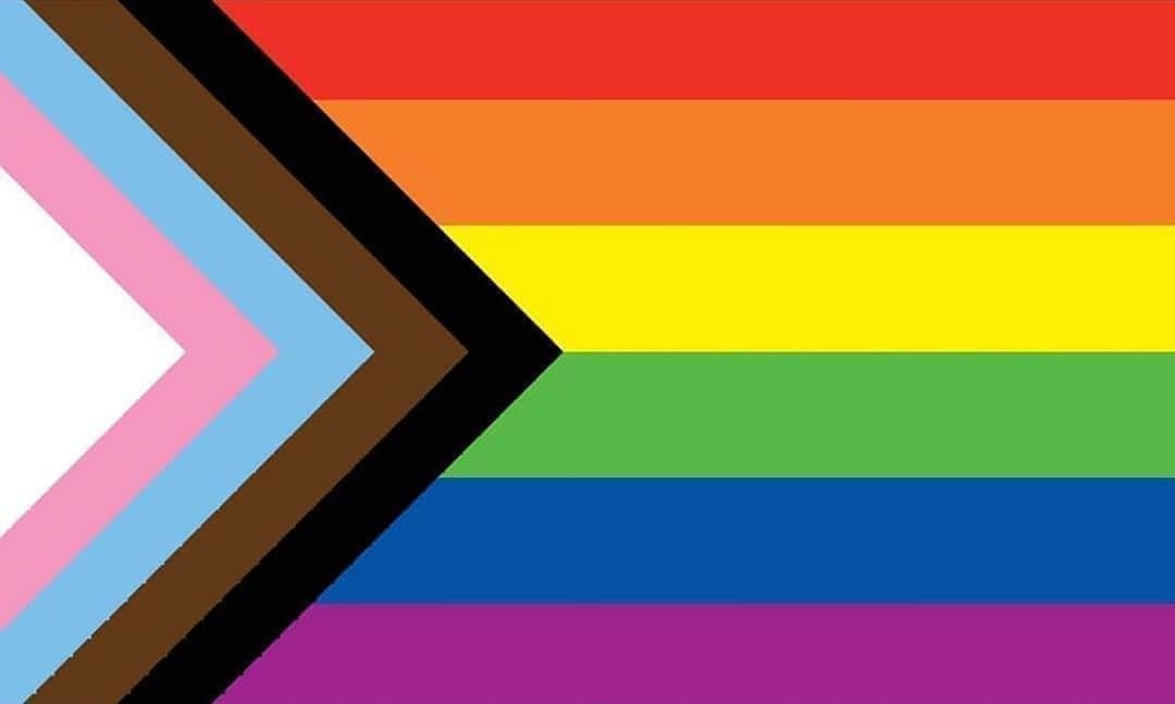 リリー・コールのインスタグラム：「I highly recommend reading Tea Uglow’s new book, “Loud and Proud: LGBTQ+ speeches that empower and inspire” ~ if you want to better understand 🏳️‍🌈 intersectional history, and just generally feel inspired ~ thanks for image @munroebergdorf ♥️🤍💙💛💚🖤💜🤍💙🙏🏻🙏🏼🙏🏽🙏🏾🙏🏿」