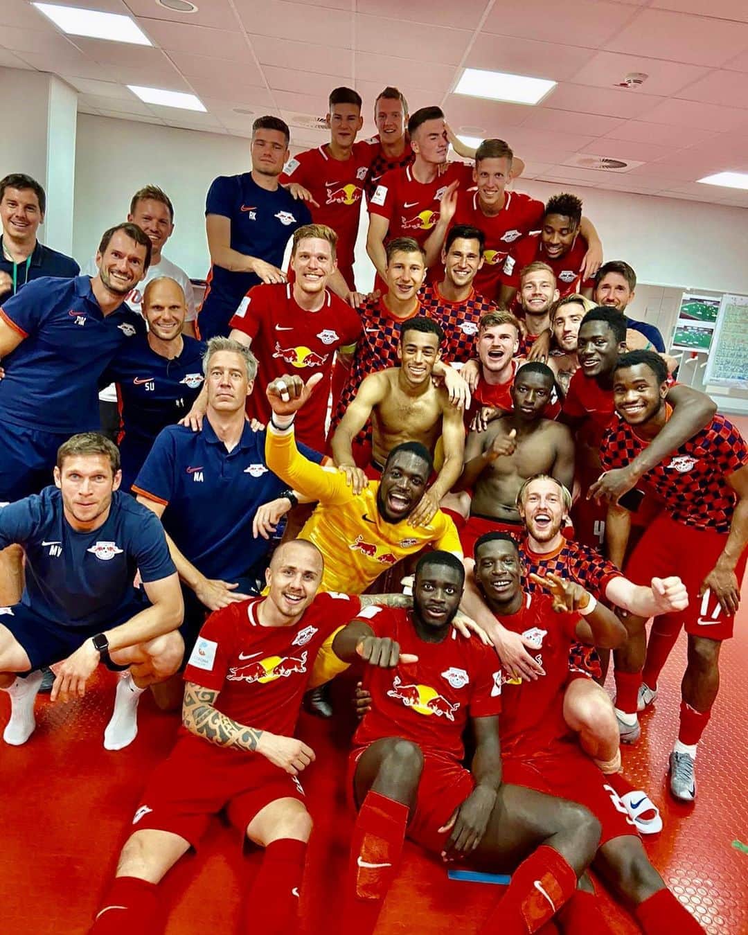 ティモ・ヴェルナーのインスタグラム：「WHAT. A. TEAM. 🤩 Danke für alles!」