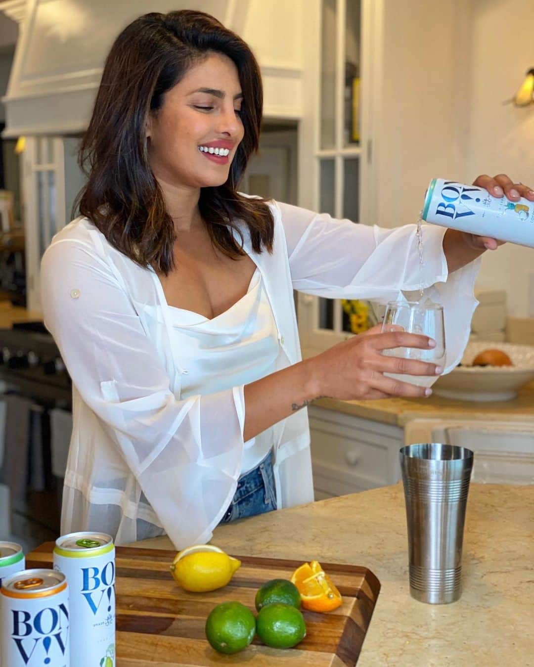 プリヤンカー・チョープラーさんのインスタグラム写真 - (プリヤンカー・チョープラーInstagram)「Prepping for brunch the only way I know how… with @bonvivspikedseltzer.」6月28日 2時00分 - priyankachopra