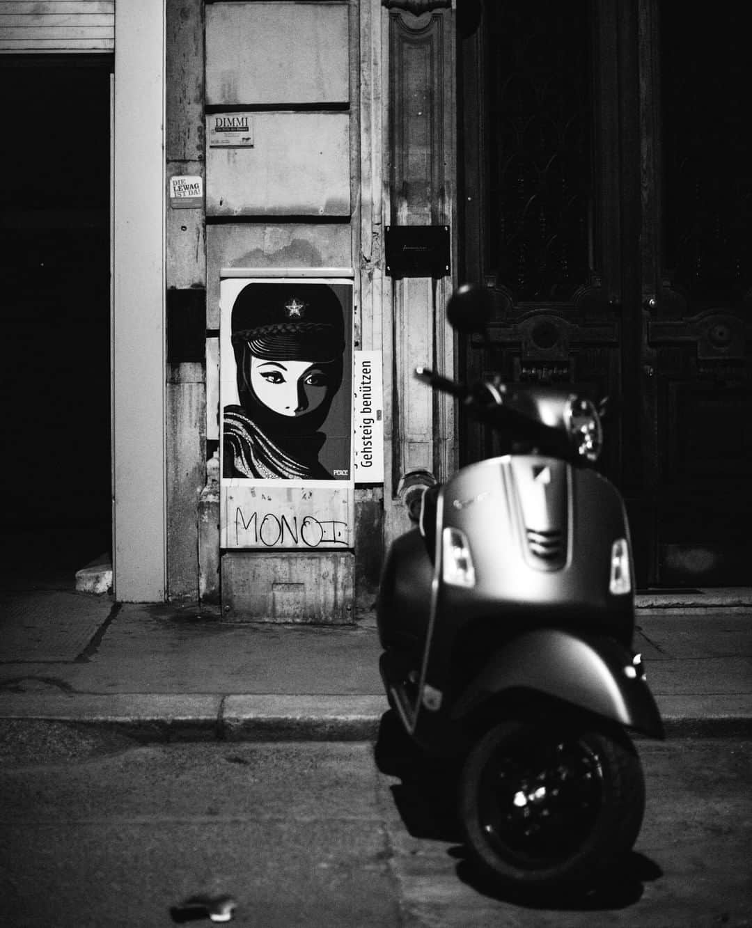 Shepard Faireyのインスタグラム：「Street shot by @jonathanfurlong.⁠ #obey #obeygiant #shepardfairey」